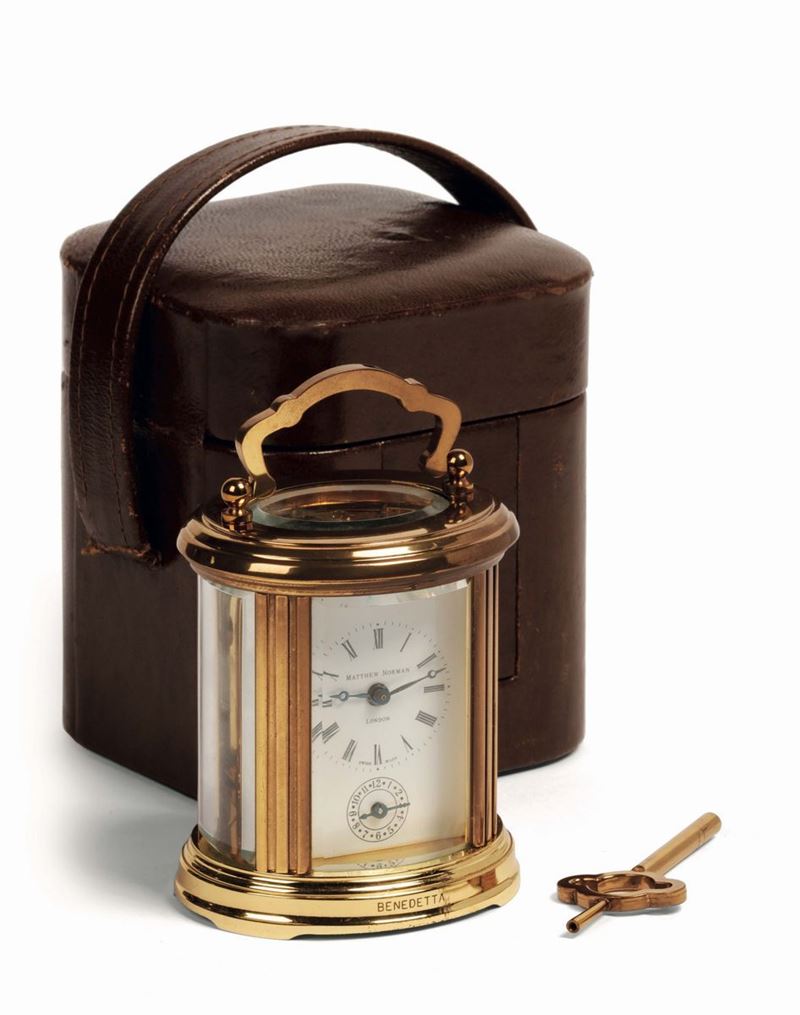MATTHEW NORMAN, London, orologio da carrozza, in ottone dorato. Realizzato nel 1800 circa. Accompagnato dalla scatola originale e chiavetta di carica  - Asta Orologi da Polso e da Tasca - Cambi Casa d'Aste