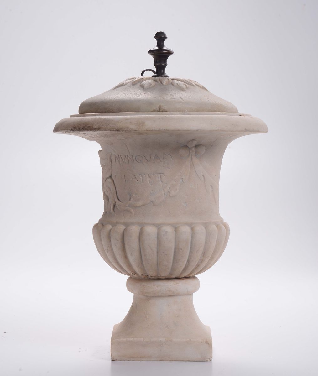 Vaso Tipo Mediceo in Marmo Bianco con Coperchio, XVIII Secolo