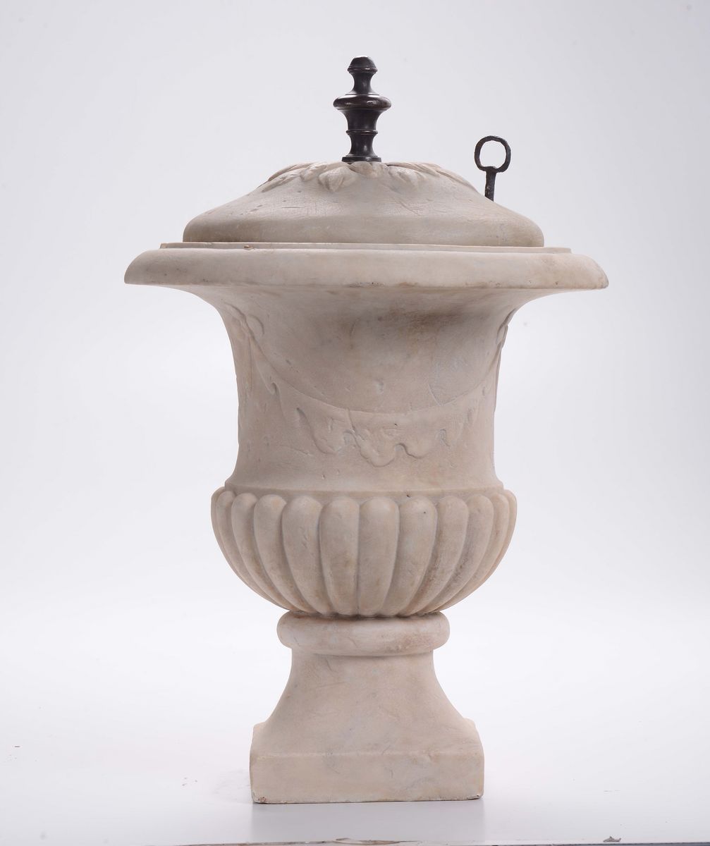 Vaso Tipo Mediceo in Marmo Bianco con Coperchio, XVIII Secolo
