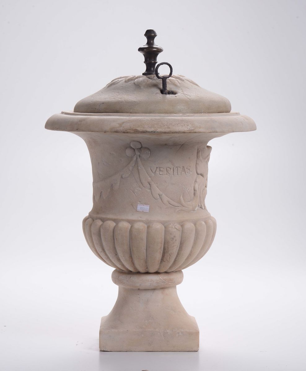 Vaso Tipo Mediceo in Marmo Bianco con Coperchio, XVIII Secolo
