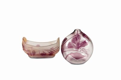Émile Gallé, Vaso e vaschetta in vetro a cammeo con decori floreali, Nancy, 1900 ca
