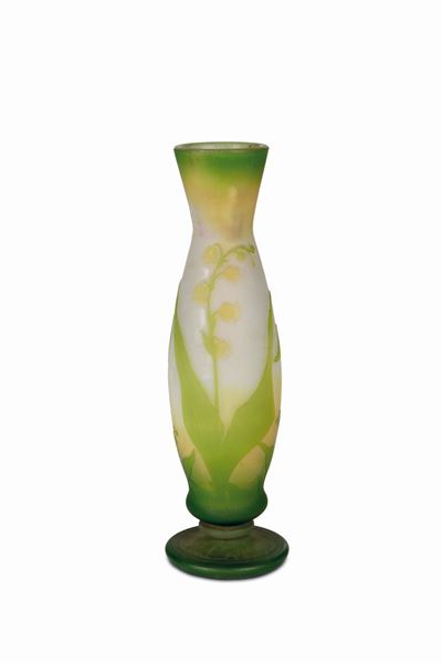 Daum Nancy, Vaso in vetro a cammeo con decoro floreale di mughetti