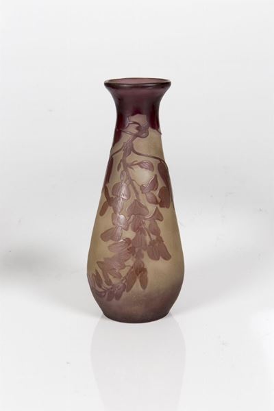 Émile Gallé, Vaso in vetro a cammeo con decoro floreale di glicini