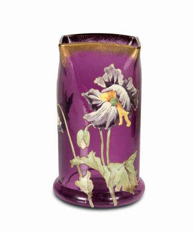 Francia, ca. 1900, Vaso cilindrico in vetro ciclamino con decoro floreale in smalto e dorature