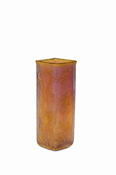 Daum, Vaso in vetro a cammeo con decoro floreale e dorature, Nancy, Francia (1900 ca.)