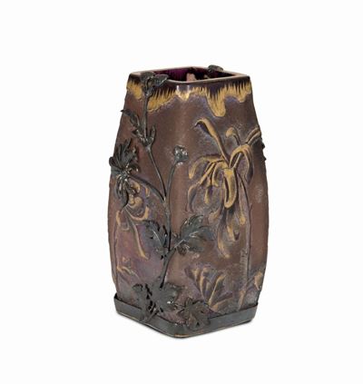 Francia, ca. 1900, Vaso in vetro a cammeo con decoro floreale e montatura in argento