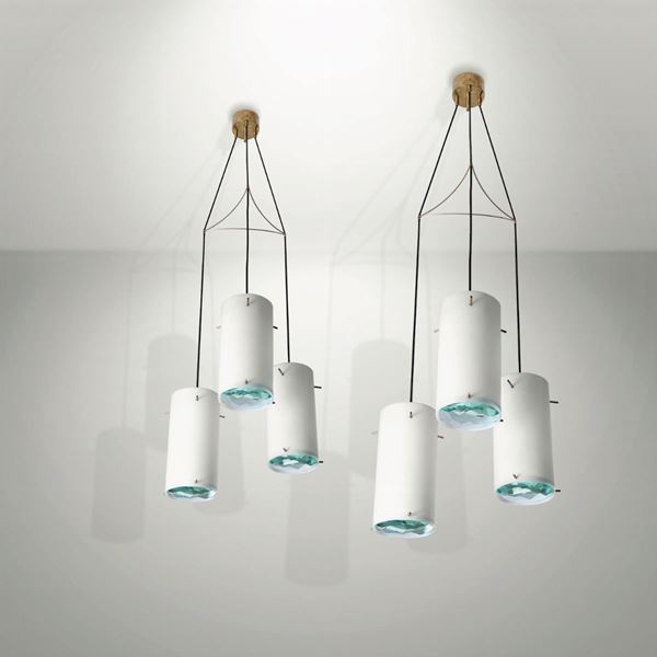 Coppia di lampade a sospensione con diffusori in vetro e struttura in ottone.
