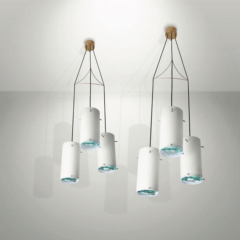 Coppia di lampade a sospensione con diffusori in vetro e struttura in ottone.  - Auction Design - Cambi Casa d'Aste