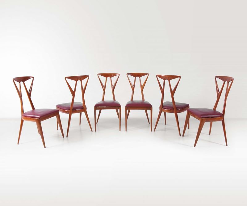 Sei sedie in legno di noce con seduta rivestita in skai.  - Auction Design - Cambi Casa d'Aste