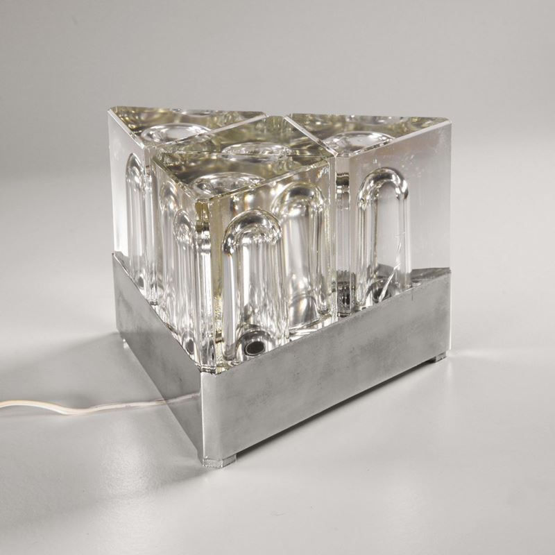 Lampada da tavolo con diffusori in vetro e base in acciaio.  - Auction Design - Cambi Casa d'Aste