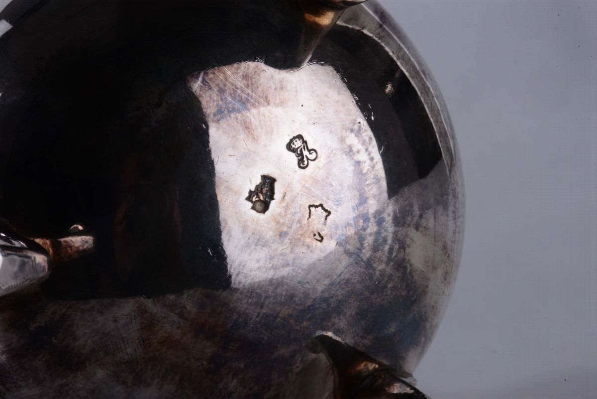 Caffettiera in Argento Sbalzato, Fuso e Cesellato, Parigi 1768-1774 Argentiere I.g. con Corona