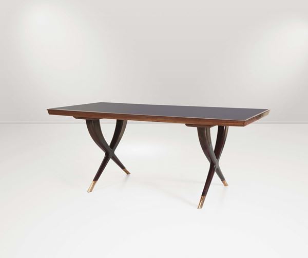 Tavolo in legno con puntali in ottone e piano in vetro.