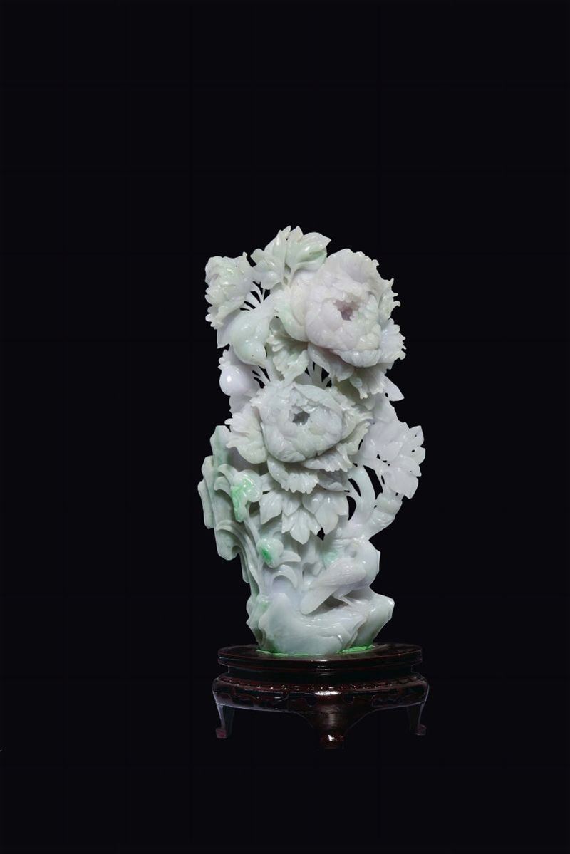 Gruppo scolpito in giadeite con fiori e uccellini, Cina, XX secolo  - Auction Fine Chinese Works of Art - Cambi Casa d'Aste