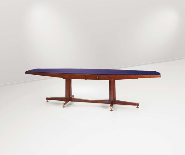 Tavolo da esposizione in legno con piano in legno rivestito in panno e piedi in ottone.