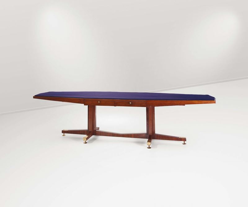 Tavolo da esposizione in legno con piano in legno rivestito in panno e piedi in ottone.  - Auction Design - Cambi Casa d'Aste