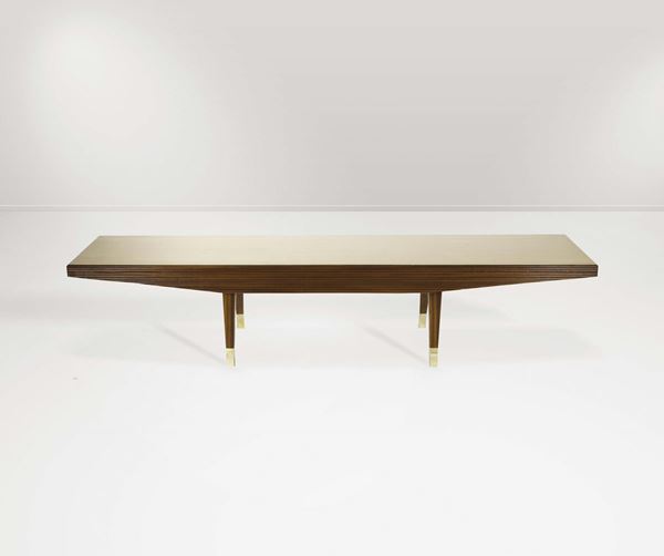 Tavolo basso da centro con  fianchi in legno grissinato, piano in legno di acero e con puntali in ottone.