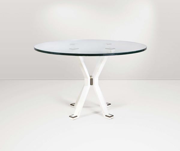 Tavolo con struttura in metallo, piano in cristallo molato di forte spessore e dettagli in ottone.