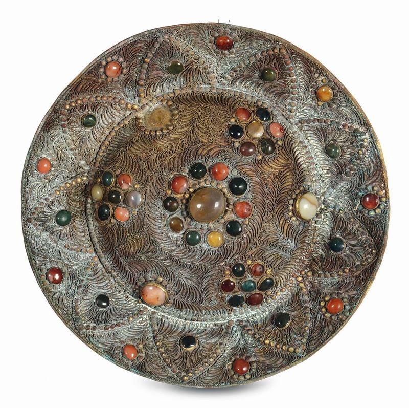 Piatto tondo in filigrana con inserti di pietre dure, XIX secolo  - Asta Antiquariato - Cambi Casa d'Aste