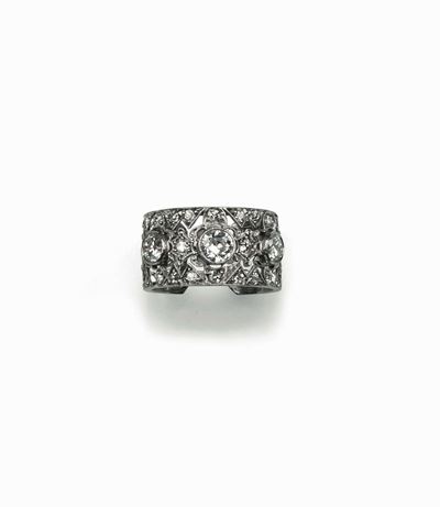 Anello a Fascia Traforata con Tre Diamanti di Vecchio Taglio
