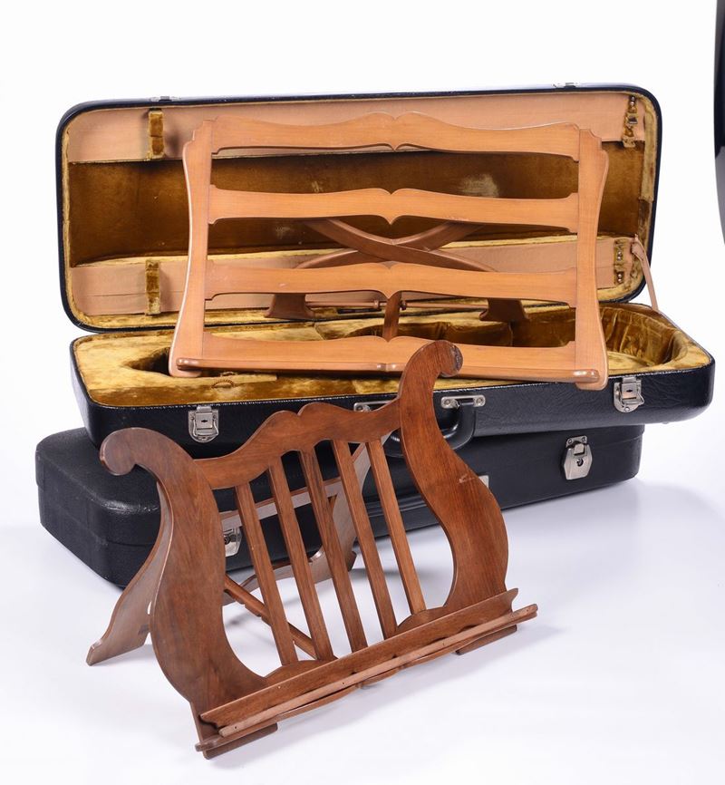 Lotto di due custodie di violino e due leggii  - Asta Antiquariato - Cambi Casa d'Aste