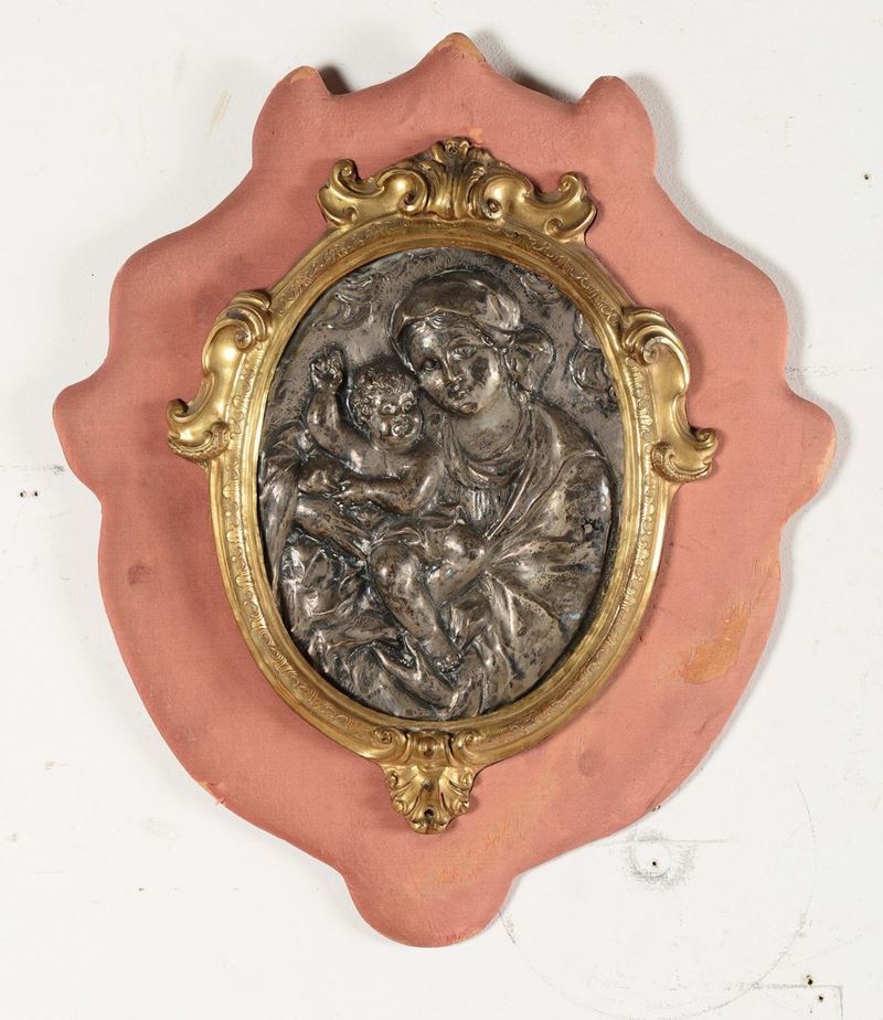 Placca in metallo argentato con Madonna con Bambino, XIX secolo  - Auction Asta a Tempo Antiquariato - II - Cambi Casa d'Aste