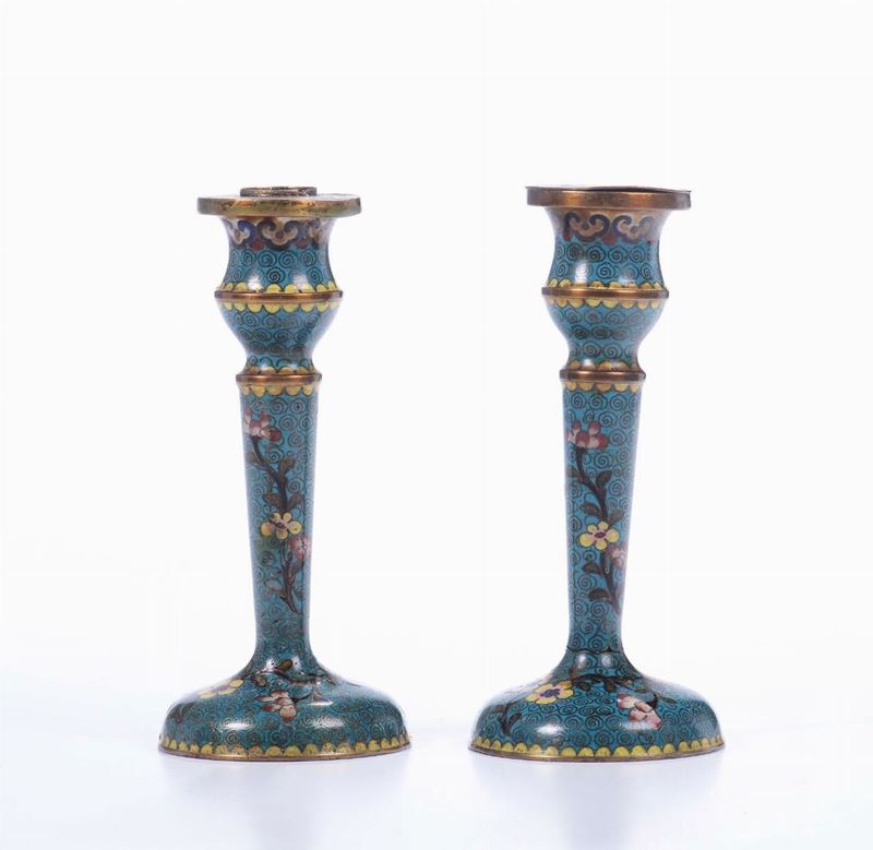 Due candelabri a smalti cloisonné, Cina, Dinastia Qing, XIX secolo  - Asta Chinese Works of Art - Cambi Casa d'Aste