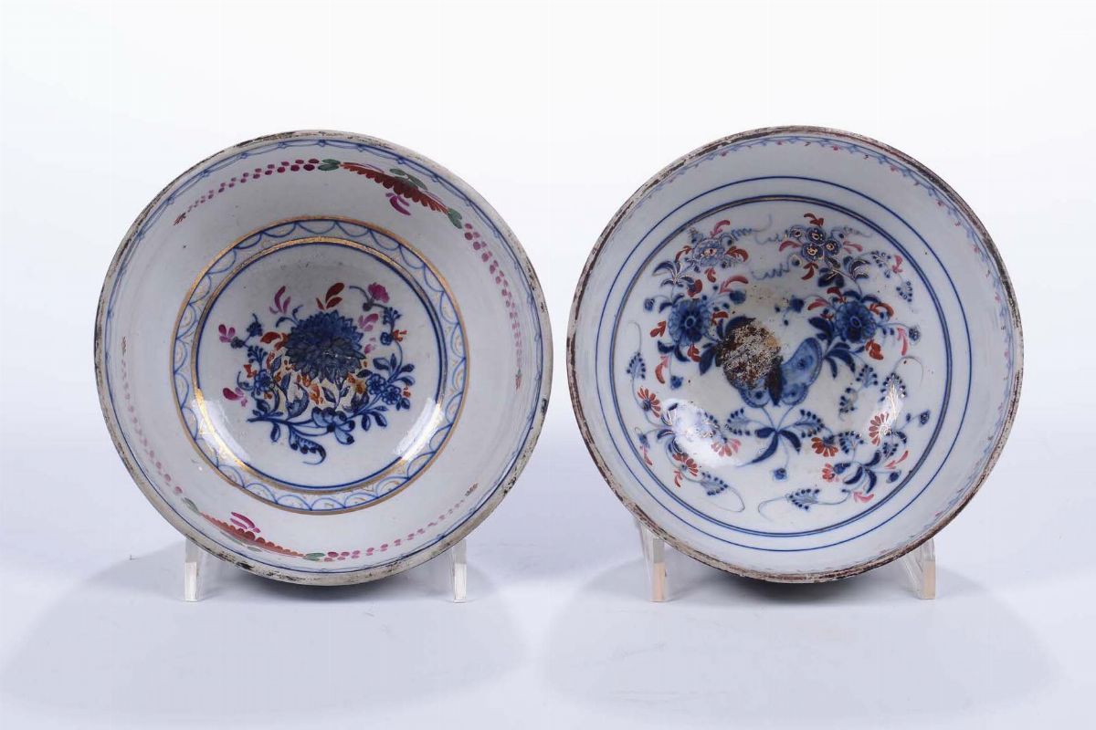 Due Ciotole in Porcellana a Smalti Policromi con Decoro di Farfalle, Cina, Dinastia Qing, XVIII S...