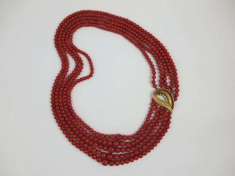 Five rows coral necklace with a ruby and diamond clasp  - Auction Fine Jewels - II - Cambi Casa d'Aste