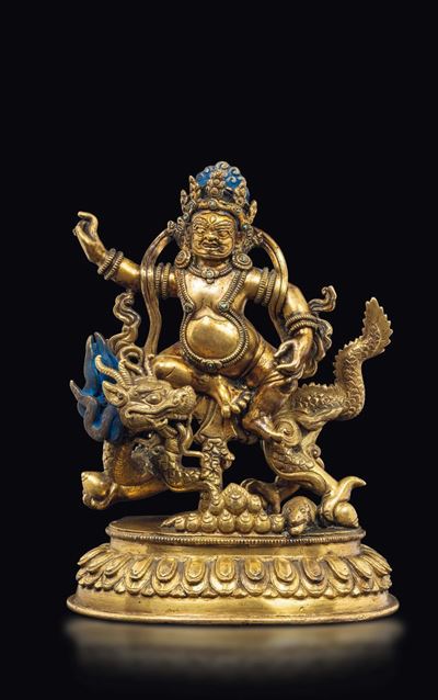 Figura di Mahakala su Drago in Bronzo Dorato Sopra Fiore di Loto, Cina, Dinastia Qing, XVIII Seco...