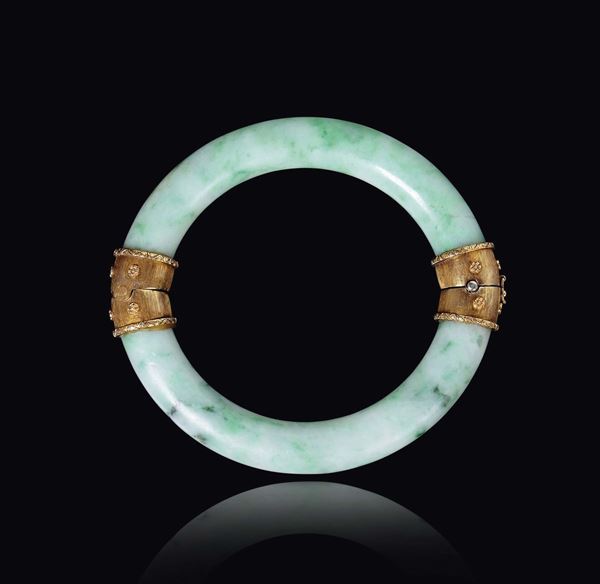 A jadeite bracelet with gold details, China, Qing Dynasty, late 19th century