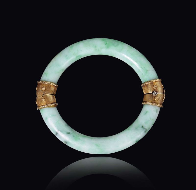A jadeite bracelet with gold details, China, Qing Dynasty, late 19th century  - Auction Chinese Works of Art - Cambi Casa d'Aste
