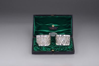 Coppia di Portatovaglioli in Argento, Epoca Vittoriana, 1896. Entro Astuccio in Cuoio