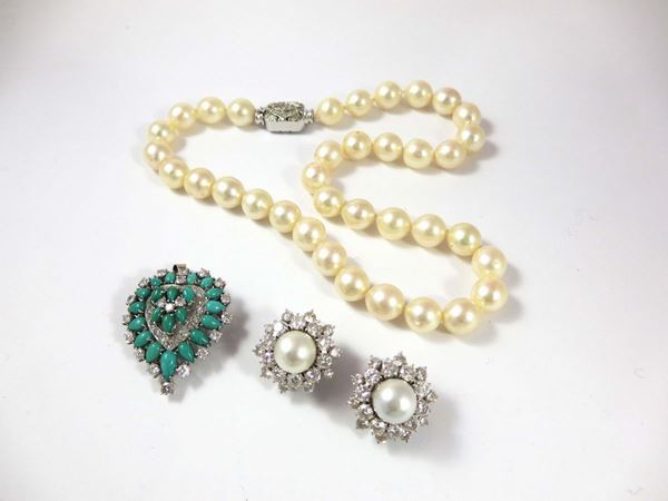 Lotto composto da: un filo di perle coltivate con fermezza in oro bianco e diamanti, un paio di orecchini con perle e diamanti ed un pendente a cuore con turchesi e diamanti