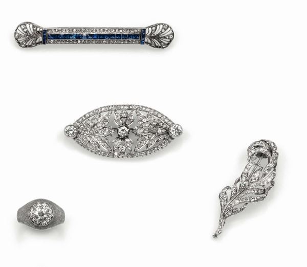 Lotto composto da due spille con diamanti, una spilla con diamanti e zaffiri ed un anello con diamante centrale di vecchio taglio