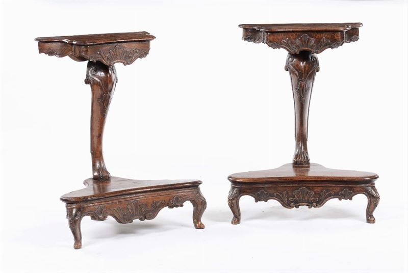 Coppia di inginocchiatoi in noce, Arte veneta della metà del XVIII secolo  - Asta Antiquariato - Cambi Casa d'Aste