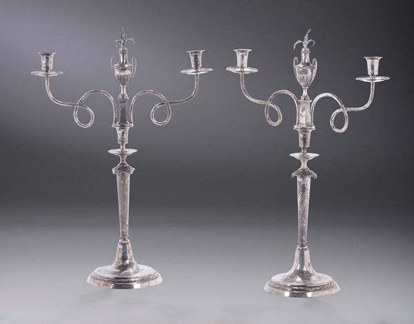 Coppia di candelabri in argento sbalzato e cesellato, Svezia (?), prima metà XIX secolo, argentiere GHM