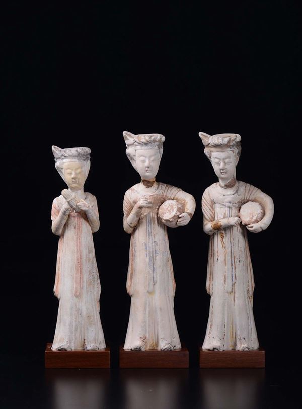 Tre suonatrici in terracotta dipinta, Cina, Dinastia Tang (618-906)