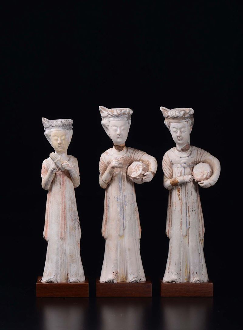 Tre suonatrici in terracotta dipinta, Cina, Dinastia Tang (618-906)  - Asta Antiquariato - Cambi Casa d'Aste