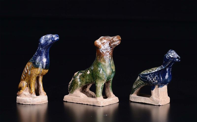 Three glazed pottery figures, two dogs and a pheasant, China, Qing Dynasty, 19th century  - Auction Chinese Works of Art - Cambi Casa d'Aste