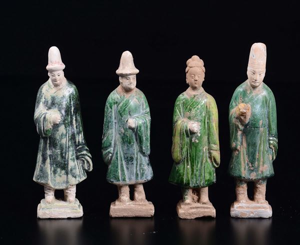Tre dignitari ed una Guanyin in terracotta smaltata, Cina, Dinastia Ming, XVII secolo