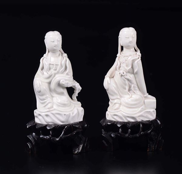 Due Guanyin sedute in porcellana Blanc de Chine, Cina, XIX secolo