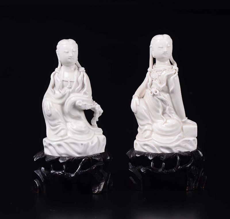 Due Guanyin sedute in porcellana Blanc de Chine, Cina, Dinastia Qing, XIX secolo  - Asta Chinese Works of Art - Cambi Casa d'Aste