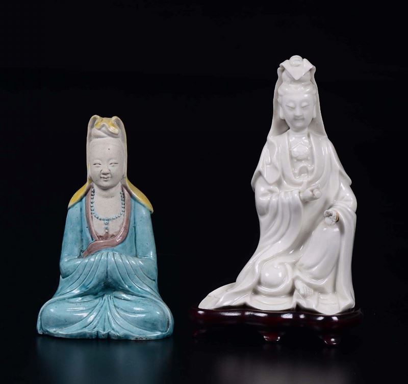 Due figure di Guanyin, una in porcellana Blanc de Chine ed una in grès smaltato, Cina, Dinastia Qing, XVIII secolo  - Asta Chinese Works of Art - Cambi Casa d'Aste