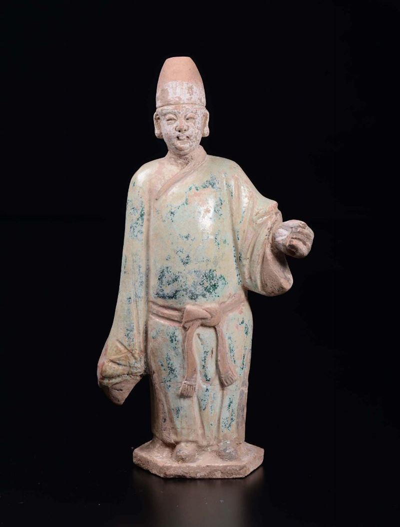 Figura di dignitario in terracotta smaltata, Cina, Dinastia Ming, XVII secolo  - Asta Antiquariato - Cambi Casa d'Aste