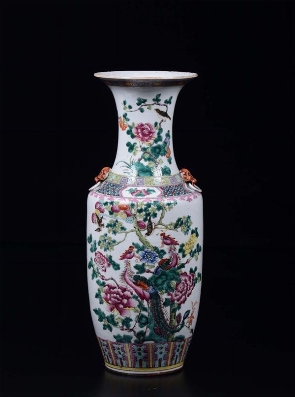 Vaso in porcellana a smalti policromi con decoro di fenici, Cina, Dinastia Qing, XIX secolo