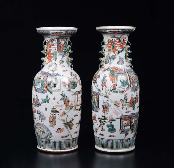 Coppia di vasi in porcellana Famiglia Verde con doppia ansa a guisa di cani di Pho con scene di vita comune, Cina, Dinastia Qing, XIX secolo