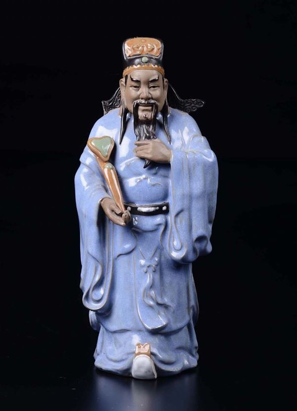 Figura di dignitario con ruyi in terracotta smaltata, Cina, inizio XX secolo