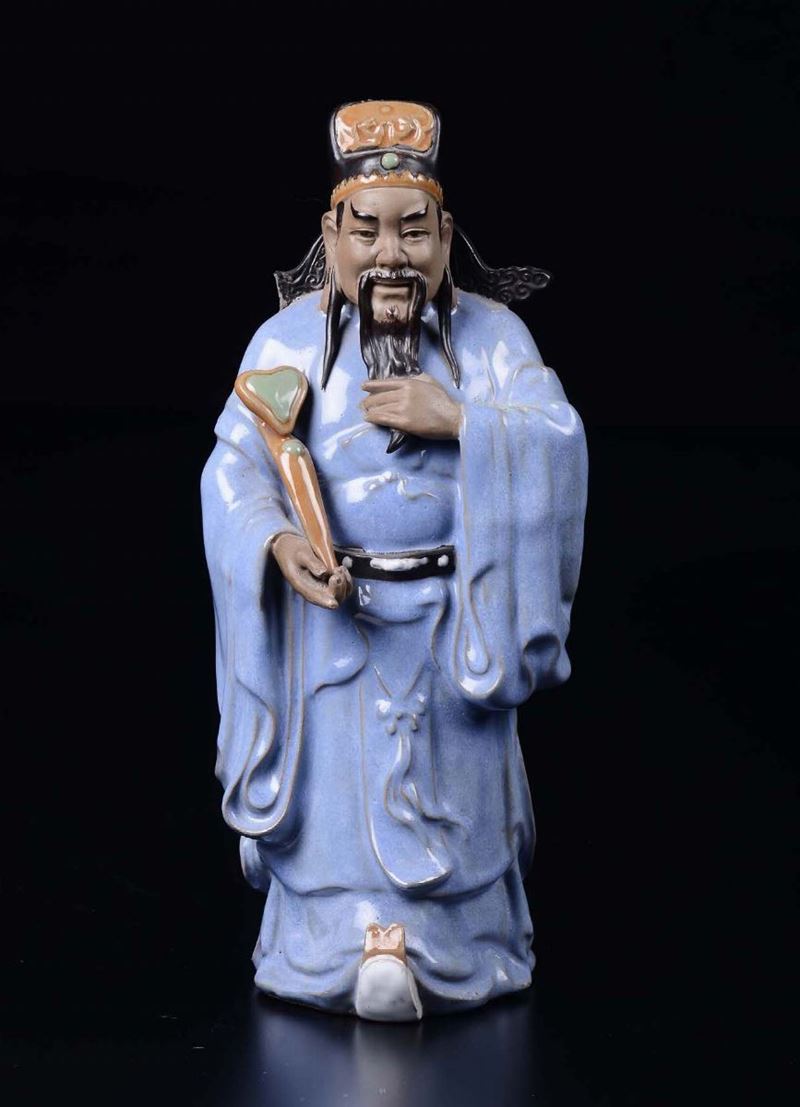 Figura di dignitario con ruyi in terracotta smaltata, Cina, inizio XX secolo  - Asta Antiquariato - Cambi Casa d'Aste