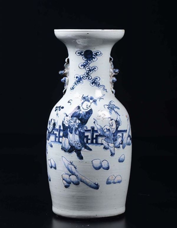 Due vasi in porcellana bianca e blu con personaggi, Cina, inizio XX secolo