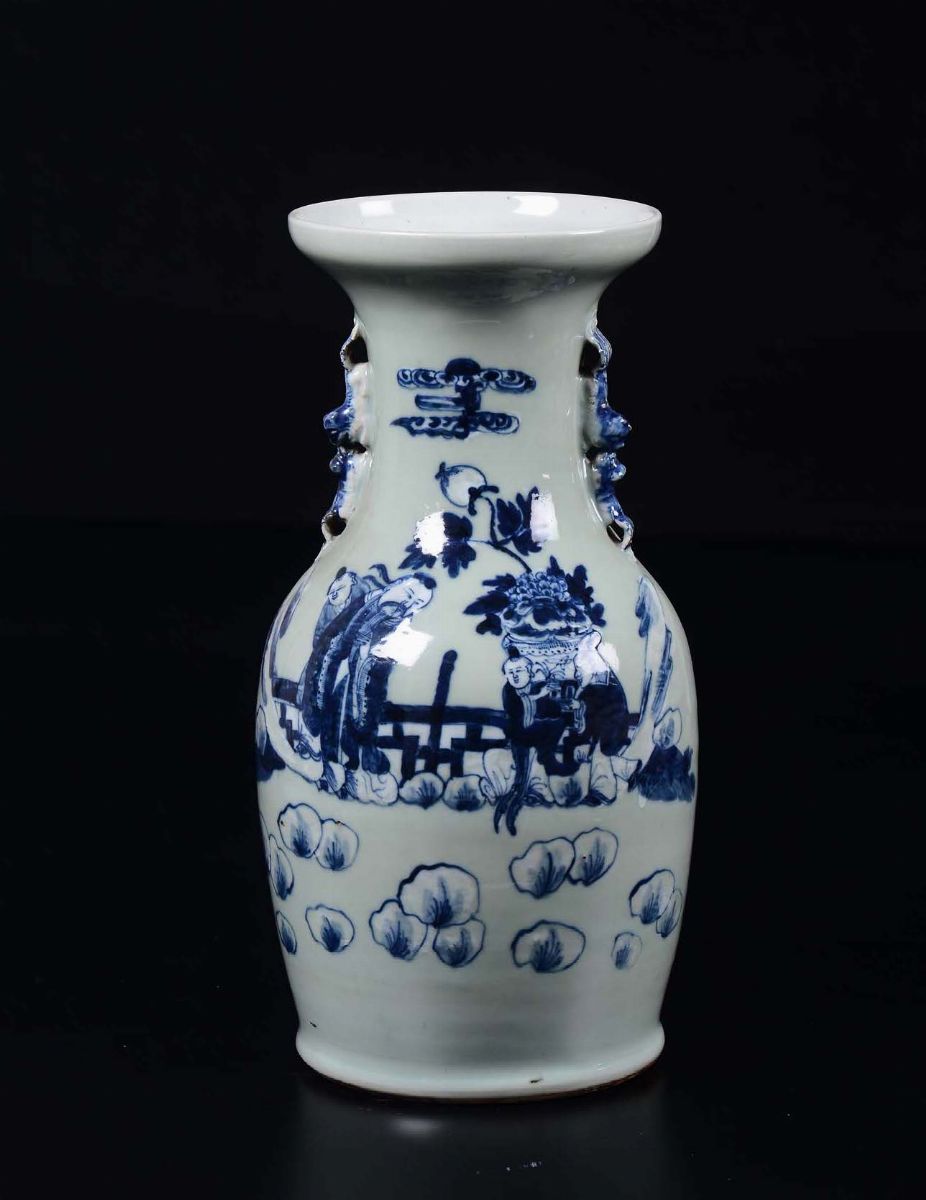 Due Vasi in Porcellana Bianca e Blu con Personaggi, Cina, Inizio XX Secolo
